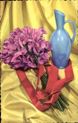 Arranjo de flores violetas e jarra azul — editor não visível