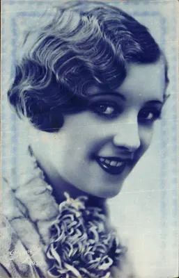 Jovem mulher sorridente — retrato — Branger 6930