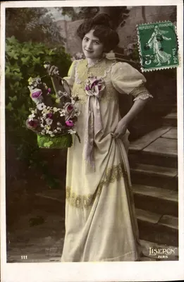 Kobieta w sukni z krokiem art nouveau trzymająca koszyk z kwiatami — Liseron, Paryż, n°111
