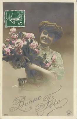 Mulher sorridente segurando um buquê de rosas — Feliz Aniversário — Sazzerac Phot. Croissant Paris, n°3473