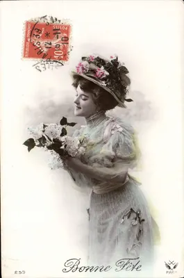Jeune femme en robe fleurie et chapeau décoré — Bonne Fête — éditeur PARIS, n° 259