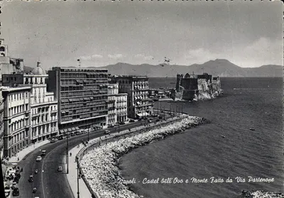 Nápoles - Castel dell'Ovo e Monte Faito da Via Partenope