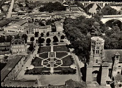 Lavaur (Tarn) — Vista aérea do Square Geral Bressolles, da Catedral Saint-Alain, do jardim de l'Agout e dos pontes sobre o Agout — Foto reportagem YAN