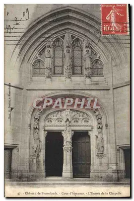 Zamek Pierrefonds - Dziedziniec - Wejście do kaplicy — Fot. G. Dufour, w Pierrefonds