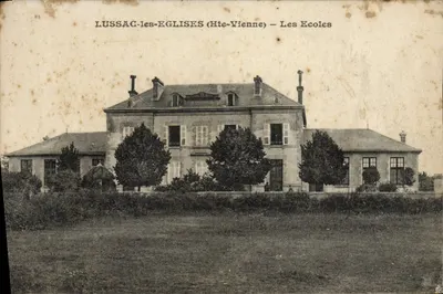 Bilhete postal antigo Lussac les Églises Les Écoles