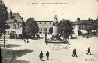 Troyes - Le Monument des Enfants de l'Aube et la Gare