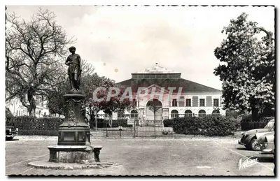 A praça das Halles em Mer (Loir-et-Cher) — estátua e edifício — editor Valoire, n° 1.132