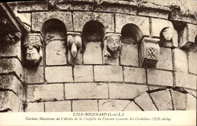 L'ÎLE-BOUCHARD (L.-et-L.) — Curiosos mascarões da abside da capela do antigo convento dos cordelares (século XII) — Foto Ferrand