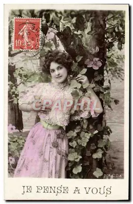 Eu penso em você — jovem mulher em vestido rosa entre os trepadeiras — C.D.A. n°507