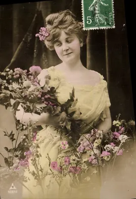 Jovem mulher em vestido amarelo segurando um buquê — Carte postale colorisée — Éditeur R. 4587-2
