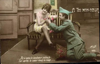 Soldado oferecendo um cesto a uma jovem — A Toi Mon Cœur — Mug 986