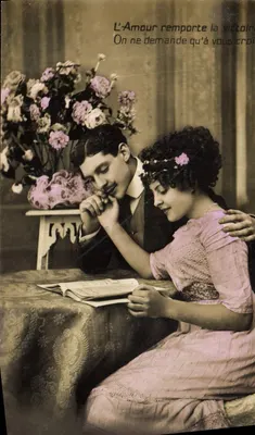 Amour remporte la victoire — couple amoureux lisant — éditeur non identifié
