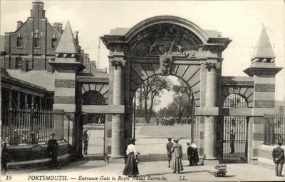 पोर्टसमाउथ — रॉयल नौसेना बैरेक्स के प्रवेश द्वार — एलएल. नंबर 19