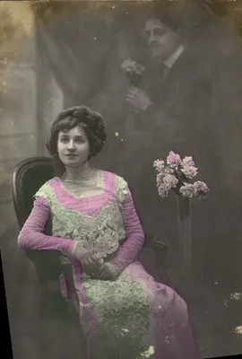 Mulher jovem em vestido lilás e verde — retrato de estúdio — editor desconhecido
