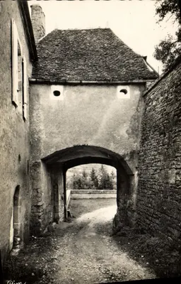 Châtel-Censoir — Antiga porta do antigo castelo feudal — Photo-Éd. Macon