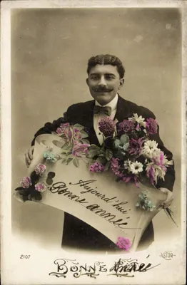 Homem em traje — segurando um buquê e um cartaz 'Aujourd'hui Bonne Année' — editor ASTOR, n° 2107