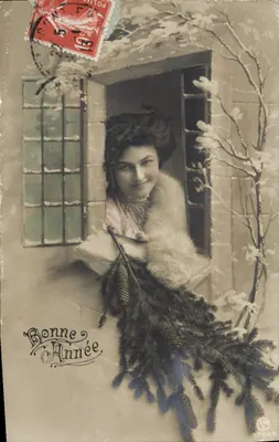 Mulher sorridente à janela — decoração invernal — PA B n° 4703/4