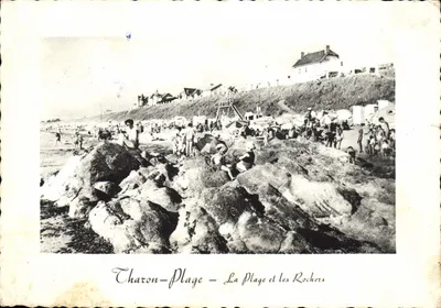 Bilhete postal moderno Tharon Plage A praia e os rochedos