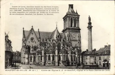 Beaufort-en-Vallée — Église N.-D. et Place Jeanne-de-Laval — Éditeur E. Cimèze