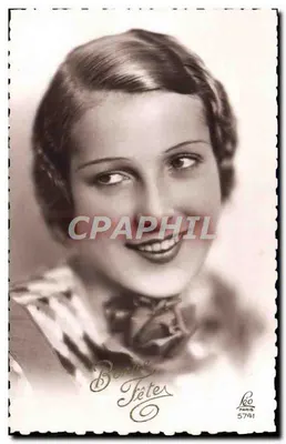 Jeune femme souriante — Bonne Fête — Léo Paris 5741