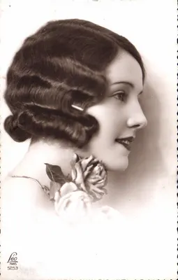 Młoda kobieta w profilu — róża na szyi — wydawca Léo, Paryż, nr 5253