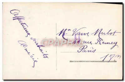 Menina com capa de pele segurando um presente e um buquê de louro — n°3099 — Verso