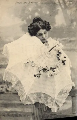 Femme avec parapluie brodé — Premiers Rayons - Mélancolique — éditeur non visible