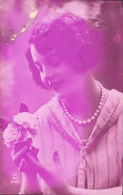 Jeune femme avec roses — portrait en teinte violette — PC Photos n° 2487