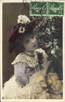 Jeune femme en chapeau décoré — Paris — éditeur AD, n° 322