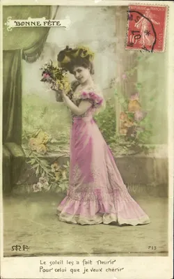 Mulher em vestido rosa segurando flores — Boa Festa — M.P. n°713