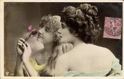 Duas jovens mulheres — uma sentindo uma flor — editor CSCP, n° 9791