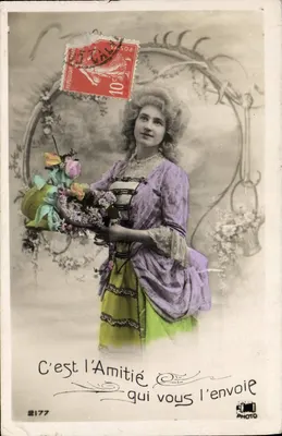 Mulher em vestido roxo e verde — Amizade — Foto Réfrigérou