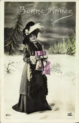 Mulher em vestido de pele segurando presentes — Boa Ano — J.P. PARIS n°663