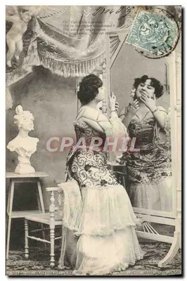 Mulher diante de um espelho — cena de decoração interior — editor não identificado
