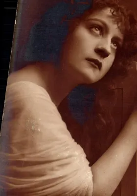 Retrato de uma mulher — época 1920-1930