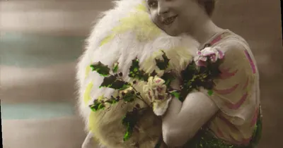Mulher segurando um buquê de hortelã — cartão postal colorido — editor desconhecido
