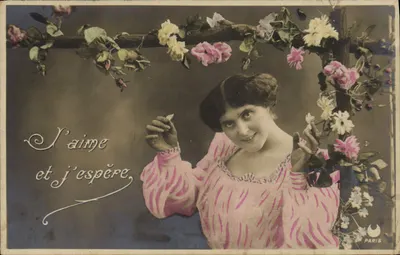 Mulher em vestido rosa — decoração floral — editor Paris