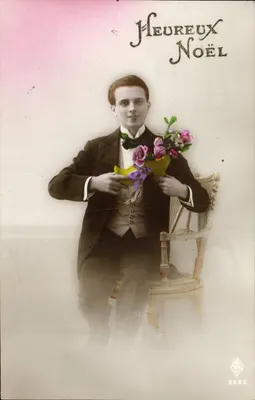 Jeune homme en costume de soirée — tenant un bouquet de roses — éditeur S220