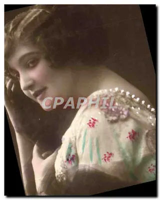 Jovem mulher em vestido bordado — retrato — editor desconhecido, número de série ilegível