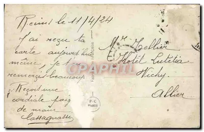 Młoda kobieta z falistymi włosami — trzymająca bukiet róż — PC Paris 992 — Rewers