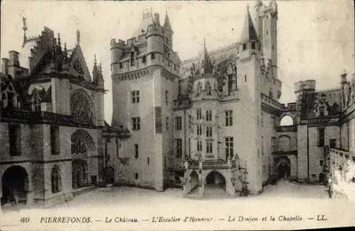 Pierrefonds — Le Château — L'Escalier d'Honneur — Le Donjon et la Chapelle — LL. — N° 449