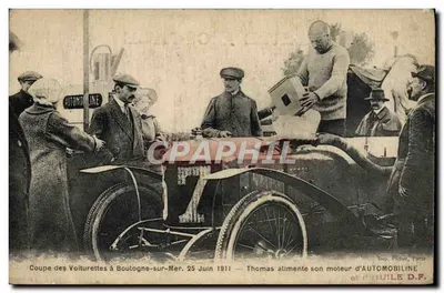Corrida das Voiturettes em Boulogne-sur-Mer — 25 Junho 1911 — Thomas alimenta seu motor de AUTOMOBILINE — Toup. Pichot, Paris