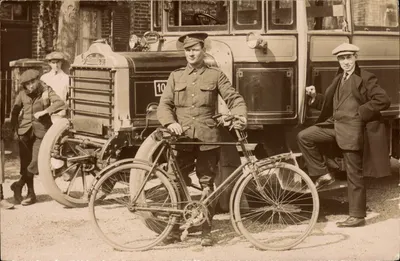 Soldat und Zivilist vor einem Lastwagen — Palfray — Nr. 10 — um 1910