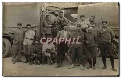Grupo de soldados — diante de caminhões militares — editor não visível