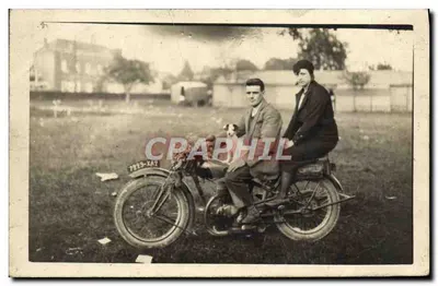 Deux jeunes hommes sur une moto — plaque d'immatriculation 7999-XA2 — éditeur CPAPHIL