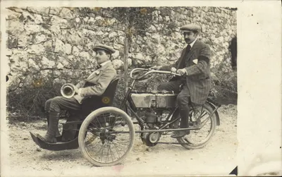 Dois homens a bordo de uma motocicleta — n° 12