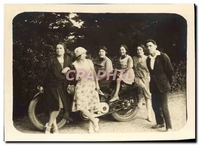 Grupo de pessoas com motocicleta — época 1920 — sem editor ou número visível