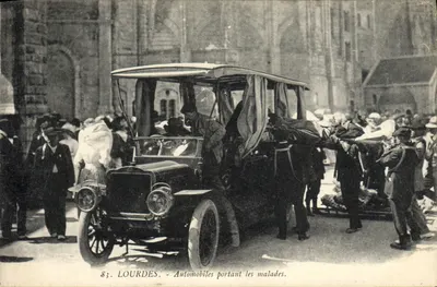 Lourdes — Automobiles portant les malades — Édition F. Viron, n° 83