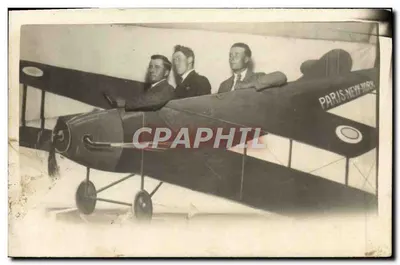 Aviadores em um avião biplano — Paris-New York — editor não visível