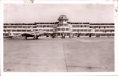 Aeroporto de Bourget-Dugny — Parte Central na Pista — Arquiteto Labro